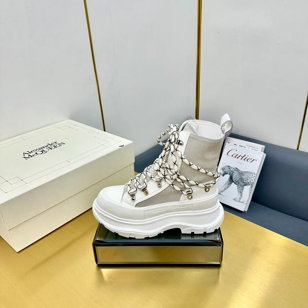 👟👟Ex-factory price 680👟👟 Alexander McQueen's latest thick-soled Martin boots, original 1:1 development, outsole original open-film TPU sole, fabric full-grain cowhide + high mercerized cowhide, lining sheepskin original hardware carabiner bottom height 5cm Size: #35-40 39-45